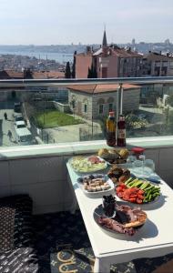 een tafel met drie borden eten erop bij Great Sea View in Istanbul