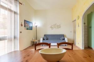 una sala de estar con sofá y un bol en el suelo en Coastal Heaven, Spacious apartment near the beach, en Marina di Pisa