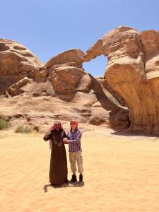 een man en een vrouw in de woestijn bij Shakria Bedouin Life Camp in Wadi Rum
