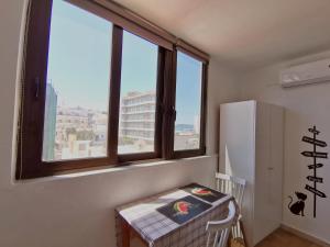 Fotografia z galérie ubytovania Small apartment (studio) in town with sea view v destinácii Rodos (mesto)