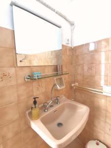 Kúpeľňa v ubytovaní Small apartment (studio) in town with sea view