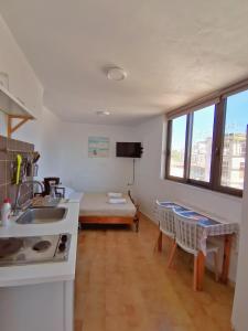 Televízia a/alebo spoločenská miestnosť v ubytovaní Small apartment (studio) in town with sea view