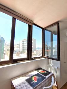Fotografia z galérie ubytovania Small apartment (studio) in town with sea view v destinácii Rodos (mesto)
