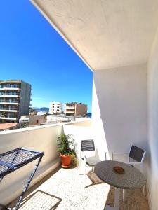 Balkón alebo terasa v ubytovaní Small apartment (studio) in town with sea view