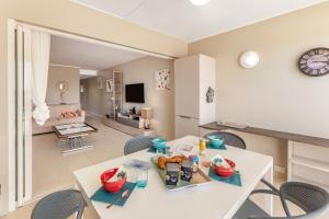 Televiisor ja/või meelelahutuskeskus majutusasutuses Vue imprenable sur le lagon, appartement 1ch 4p