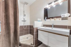 Vannituba majutusasutuses Vue imprenable sur le lagon, appartement 1ch 4p