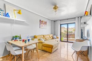 una sala de estar con un sofá y una mesa en Apartamento Lavanda, en Orihuela