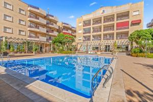 una piscina frente a un edificio en Apartamento Lavanda, en Orihuela