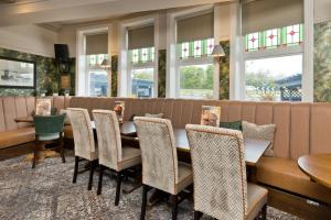 comedor con mesa y sillas en Blue Bell Lodge Hotel en Middlesbrough