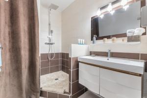 Vannituba majutusasutuses Vue imprenable sur le lagon, appartement 1ch 4p
