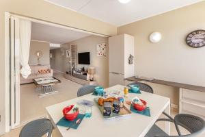Televiisor ja/või meelelahutuskeskus majutusasutuses Vue imprenable sur le lagon, appartement 1ch 4p