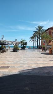 a large plaza with palm trees and the ocean at Torremar in Benicarló