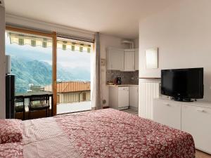 TV a/nebo společenská místnost v ubytování Sussurro Di Corrente - cozy studio flat with Lake view