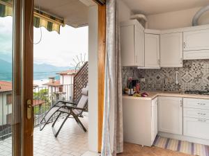 Kuchyň nebo kuchyňský kout v ubytování Sussurro Di Corrente - cozy studio flat with Lake view