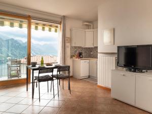 Kuchyň nebo kuchyňský kout v ubytování Sussurro Di Corrente - cozy studio flat with Lake view