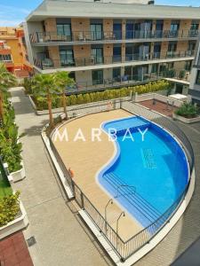 a large swimming pool in front of a building at Apartamento El Sueño in Jávea