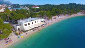 馬卡爾斯卡的住宿－Beach rooms Riviera - Žuta Kuća，和水中的人一起欣赏海滩的空中景色