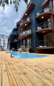 Bazén v ubytování Adeti Residence nebo v jeho okolí
