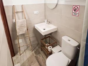 ein kleines Badezimmer mit Toilette und Waschbecken in der Unterkunft Vivelorural Abuela María 2, a place for families in San Bartolomé de Tirajana + 17 Fotos