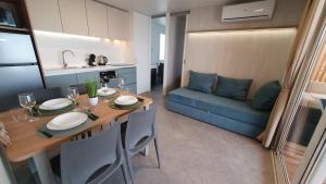 ドラゲにあるHoliday Sea Home 2023のキッチンとテーブルとソファのあるリビングルーム +16枚の写真