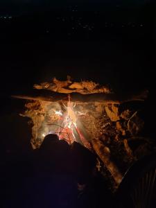 una vista aérea de una ciudad por la noche en Entre Rocas y Cristales en Ráquira