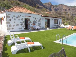 ein Haus mit einem Garten mit einem Swimmingpool in der Unterkunft Vivelorural Abuela María 1, chill garden pool in San Bartolomé de Tirajana