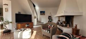 a living room with a tv and a couch at Villa 4 Etoiles Climatisée, Piscine, Parking in Saint-Cyr-sur-Mer