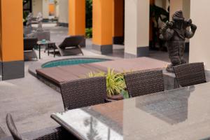 农布Luxury Thai Style Swimming Pool Villa, Private housekeeper,6 Bedrooms的大堂设有桌椅和雕像