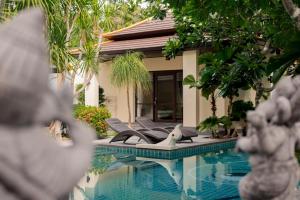 Luxury Thai Style Swimming Pool Villa, Private housekeeper,6 Bedrooms内部或周边的泳池