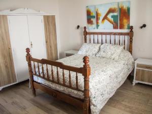 サン・バルトロメにあるVivelorural Abuela María 3, garden & poolのベッドルーム1室(木枠のベッド1台付)