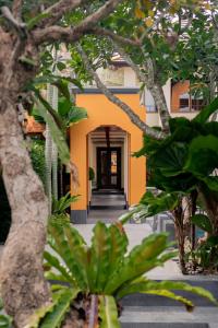 农布Luxury Thai Style Swimming Pool Villa, Private housekeeper,6 Bedrooms的一座建筑,前面有走廊和树木