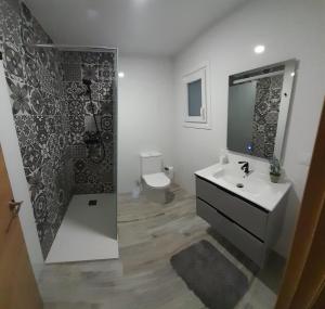 アジャリスにあるCasa MENDEZ 2 Allarizの洗面台、トイレ、鏡のあるバスルーム