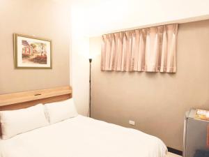 Postel nebo postele na pokoji v ubytování 台中住宿