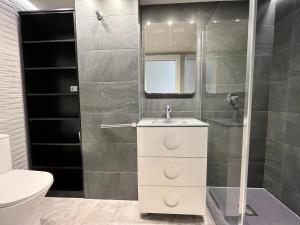 Koupelna v ubytování Apartamentos Calypso Altamar + 31 fotografií