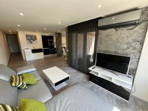 TV a/nebo společenská místnost v ubytování Apartamentos Calypso Altamar