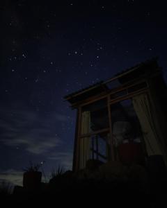 Una noche estrellada con una ventana en la oscuridad en Entre Rocas y Cristales en Ráquira