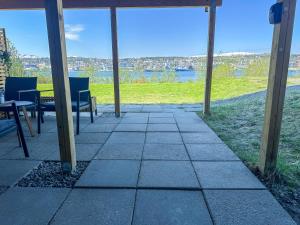 patio z krzesłami i stołem oraz widokiem w obiekcie Beautiful City View PERFECT For Couples w mieście Tromsø