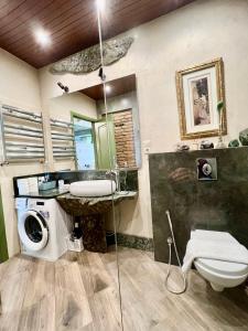 トビリシにあるT2&T3 Apartments LEVANTOのバスルーム(シンク、洗濯機付)