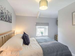 1 dormitorio con cama y ventana en 2 Bed in Rothbury 87902 en Rothbury