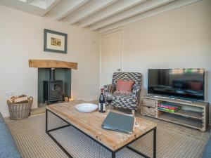 sala de estar con mesa y TV en 4 Bed in North York Moors National Park 75301, en Rosedale Abbey