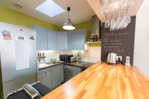 サン・マルタン・ド・レにあるLavardin avec parkingの青いキャビネットと木製のカウンタートップを備えたキッチン