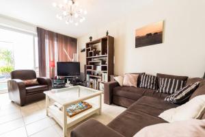 サン・マルタン・ド・レにあるLavardin avec parkingのソファとテレビのあるリビングルーム +17枚の写真