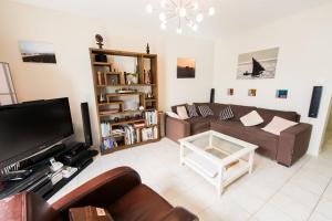 サン・マルタン・ド・レにあるLavardin avec parkingのソファとテレビのあるリビングルーム