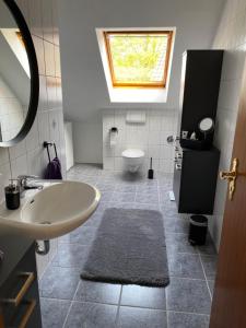 Koupelna v ubytování wunderschöne "Ferienwohnung-Simmerath" Eifel NordEifel Nationalpark + 28 fotografií
