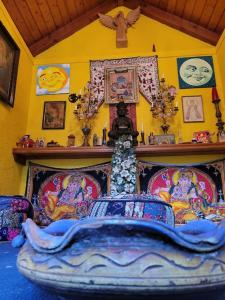 Ruang duduk di Villa Sposa - Tranquil escape in the mountains