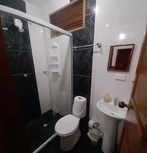 La salle de bains est pourvue d'une douche, de toilettes et d'un lavabo. dans l'établissement Hostal Café Racer, à Jardín
