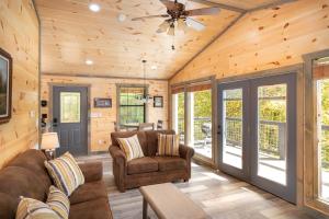Χώρος καθιστικού στο Country Bear Hideaway By Stony Brook Cabins