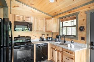 Η κουζίνα ή μικρή κουζίνα στο Country Bear Hideaway By Stony Brook Cabins