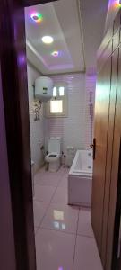 Ванна кімната в ڤيلا الفخامه