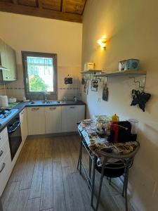 列蒂Villino Il Gelsomino - Relax e Natura的厨房中间设有桌子 更多80张照片